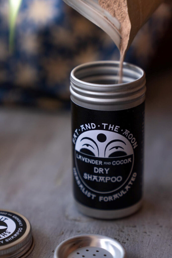 As much as we’d love to don a freshly washed ‘do on the daily, there just isn’t enough time. But is that a bad thing when sustainable natural dry shampoo… Image by Fat and the Moon #naturaldryshampoo #allnaturaldryshampoo #bestnaturaldryshampoo #sustainablenaturaldryshampoo #mostnaturaldryshampoo #organicdryshampoo #sustainablejungle