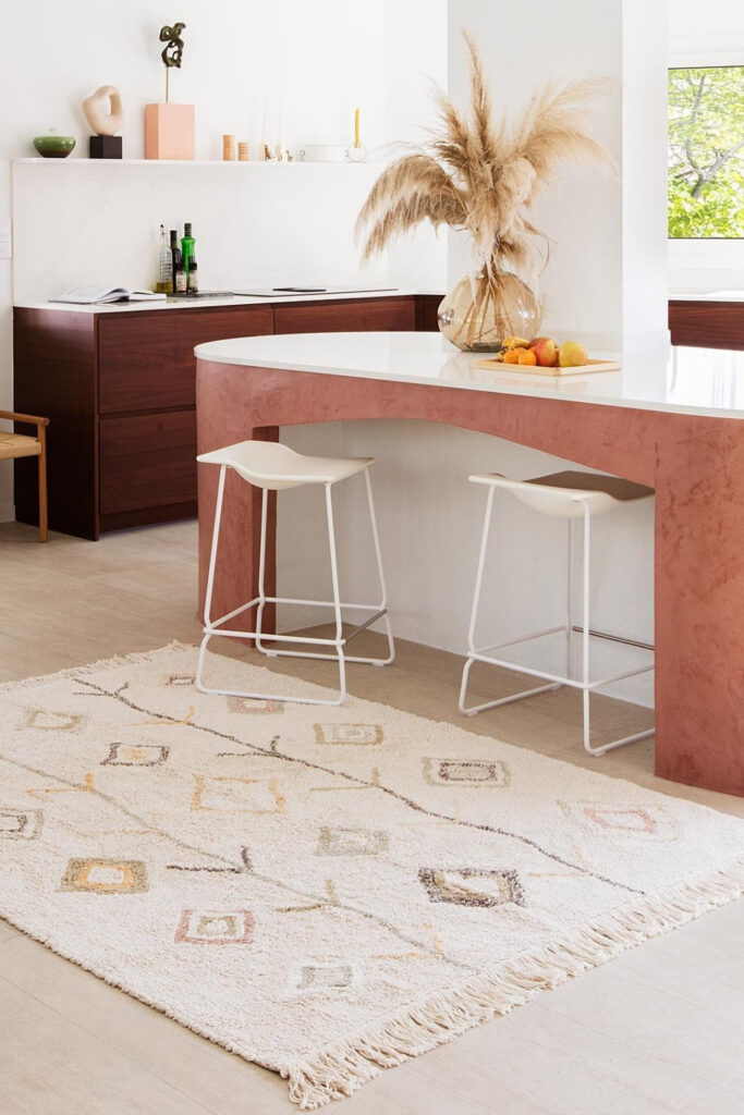 11 Sustainable Rugs To Elevate Your Eco Friendly Home #sustainablerugs #ecofriendlyrugs #ethicalrugs #environmentallyfriendlyrugs #sustainablejungle Image by Lorena Canals