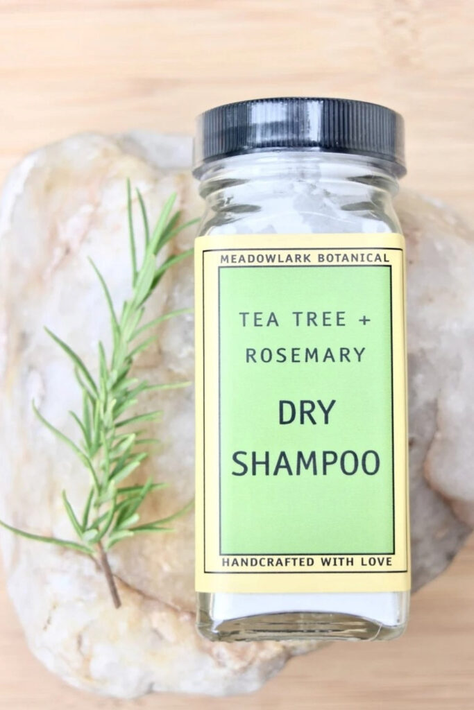 As much as we’d love to don a freshly washed ‘do on the daily, there just isn’t enough time. But is that a bad thing when sustainable natural dry shampoo… Image by Meadowlark Botanicals #naturaldryshampoo #allnaturaldryshampoo #bestnaturaldryshampoo #sustainablenaturaldryshampoo #mostnaturaldryshampoo #organicdryshampoo #sustainablejungle