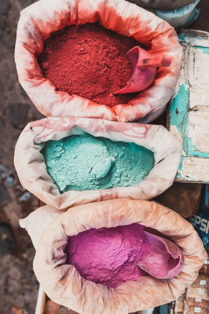 Sustainable Dyes: Is Conscious Color Possible? #sustainabledyes #sustainablefabircdyes #sustainabletetextiledyes #arenaturaldyessustainablle #ecofriendlydyes #lowimpactdyes #sustainablejungle Image by Cris CL via Unsplash