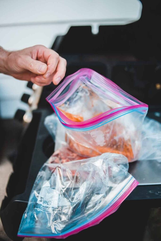 While plastic has been vilified, there’s another problematic p-word you should be aware of: packaging. Fortunately, sustainable food packaging… Image by Erik McLean via Unsplash #sustainablefoodpackaging #sustainablefoodpackagingsolutions #sustainablefoodpackagingtrends #typesofsustainablefoodpackaging #mostsustainablefoodpackaging #ecofriendlyfoodpackaging #environmentallyfriendlyfoodpackaging #sustainablejungle