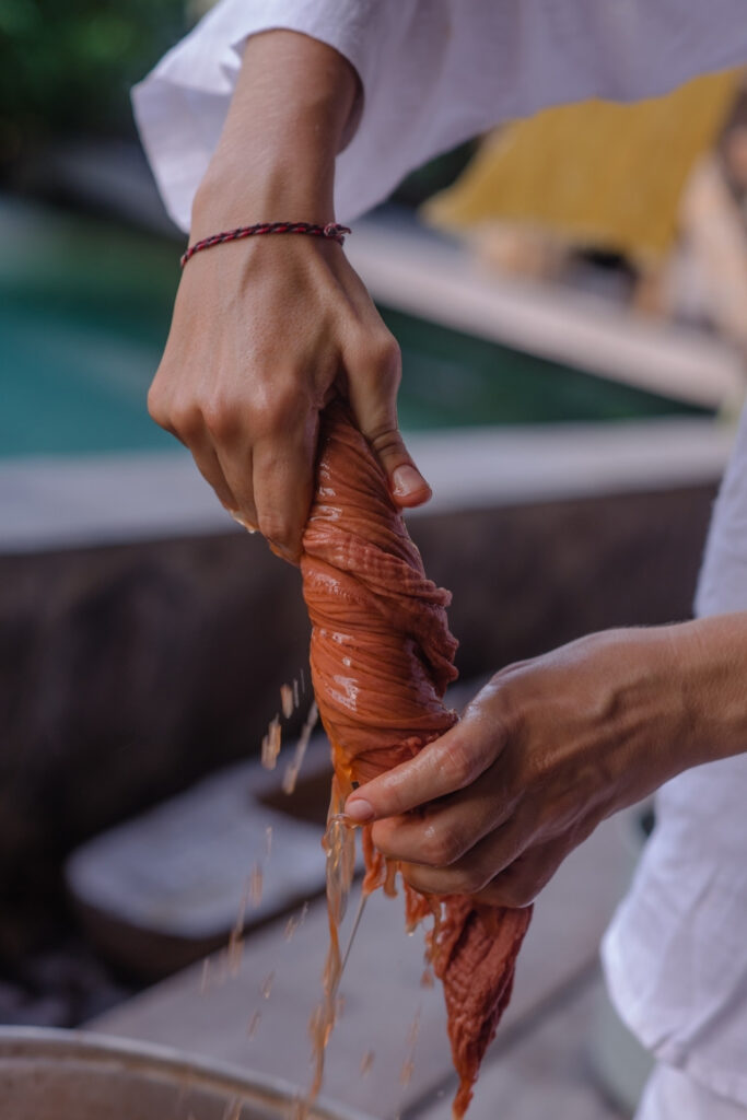 Sustainable Dyes: Is Conscious Color Possible? #sustainabledyes #sustainablefabircdyes #sustainabletetextiledyes #arenaturaldyessustainablle #ecofriendlydyes #lowimpactdyes #sustainablejungle Image by jaroscha via Getty Images on Canva Pro