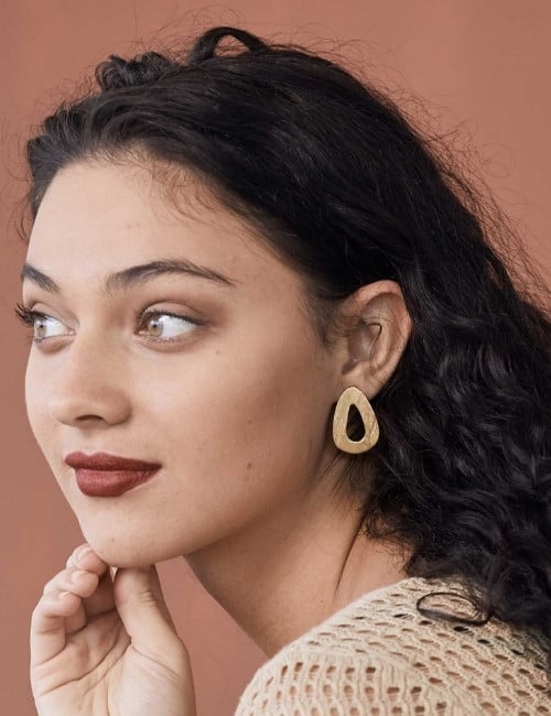 13 Sustainable Jewelry Brands For The Most Ethical Bling #sustainablejewelrybrands #ethicaljewelrybrands #ethicalfinejewelrybrands #ecofriendlyjewelry #ecofriendlysustainablejewelrybrands #sustainablejungle Image by Nisolo