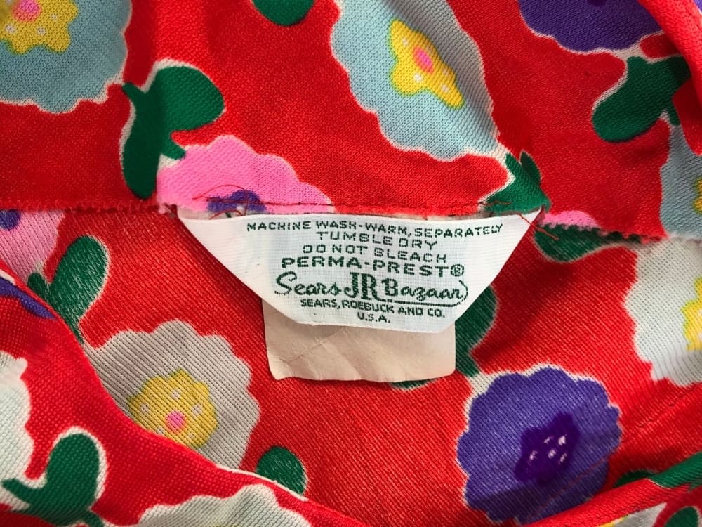 Vintage Clothing Labels – How to Identify and Date Them #vintageclothinglabels #vintageclothingtags #vintageclotheslabels #vintageclothestags #howtoidentifyvintageclothing #howtoknowifclothingisvintage #howtoreadvintageclothinglabels howtoreadvintageclothingtags #sustainablejungle Image by Sustainable Jungle