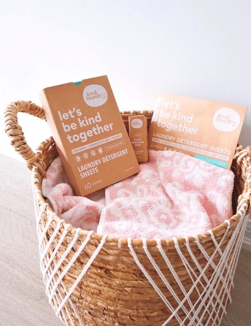 Zero Waste Laundry Detergent Brands Taking Plastic Loads Off Landfills #zerowatelaundrydetergent #bestzerowatelaundrydetergent #plasticfreelaundrydetergent #zerowatelaundrydetergentbrands #sustainablejugle Image by Kind Laundry