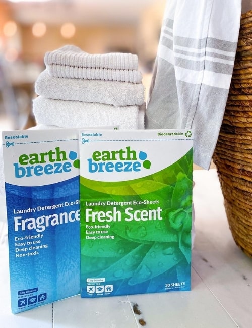 Eco-friendly Laundry Detergent: 12 Brands Taking A Load Off The Planet #ecofriendlylaundrydetergent #sustainablejungle Image by Earth Breeze