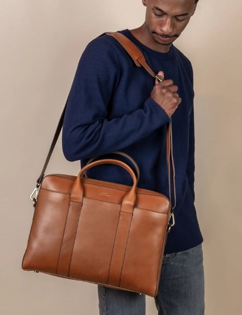 15 Minimalist Gifts for Him For You Favorite No-Fuss Men #minimalistgiftsforhim #bestminimalistgiftsforhim #minimalistgiftideasforhim #giftsforyourminimalistboyfriend #sustainablejungle Image by O My Bag
