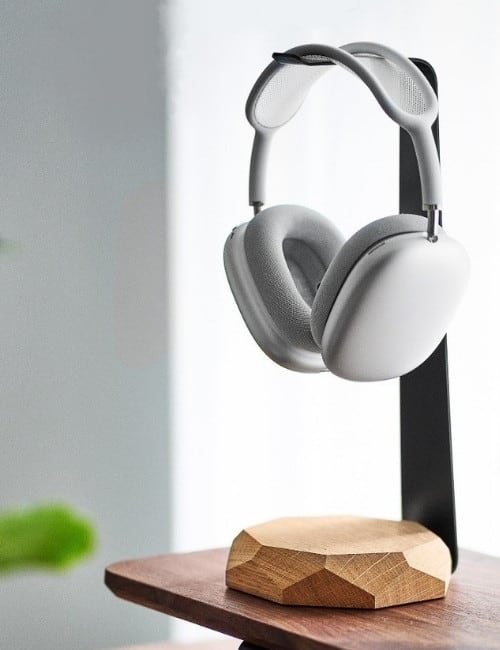 15 Minimalist Gifts for Him For You Favorite No-Fuss Men #minimalistgiftsforhim #bestminimalistgiftsforhim #minimalistgiftideasforhim #giftsforyourminimalistboyfriend #sustainablejungle Image by Oakywood
