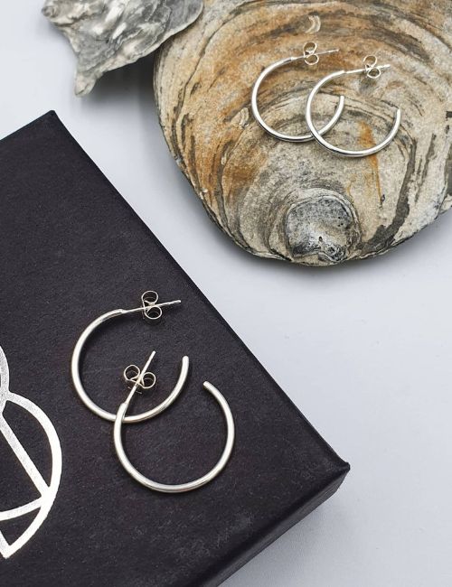 11 Minimalist Jewelry Brands: Simple, Stunning and (More) Sustainable Image by B Blane Designs #minimalistjewelry #sustainablejungle