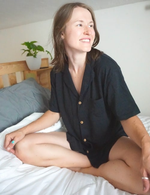 13 Sustainable Pajamas & Sleepwear Brands Hitting The Ethical Snooze Button Image by Sustainable Jungle #sustainablepajamas #sustainablesleepwear #sustainablewomenspajamas #ecofriendlypajamas #ecofriendlysleepwear #sustainablepajamasets #sustainablejungle