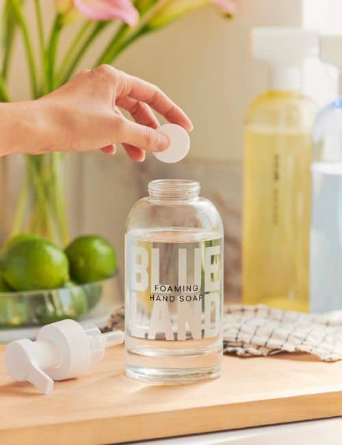 11 Refillable Cleaning Products Wiping Away Those Toxic Woes Image by Blueland #refillablecleaningproducts #bestrefillablecleaningproducts #refillableglasscleaningproducts #ecofriendlyrefillablecleaningproducts #sustainablerefillablecleaningproducts #sustainablejungle