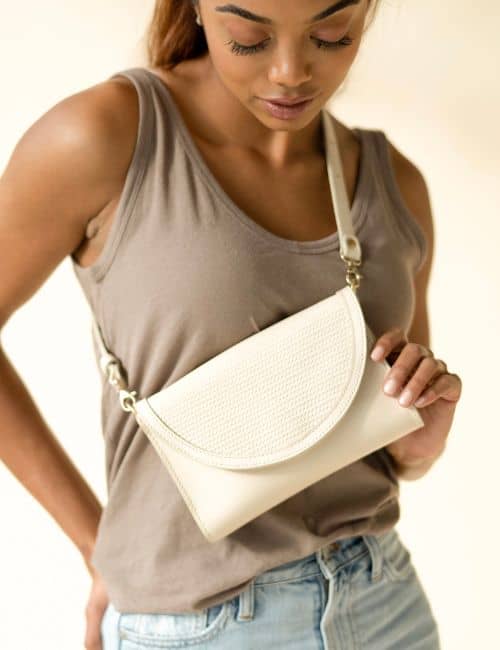 11 Sustainable Bags & Purses To Eco-ntain All Your Essentials Image by Nisolo #sustainablebags #sustainablehandbags #sustainablepurses #ecofriendlybags #ecofriendlyhandbags #ecofriendlypurses #ethicalbags