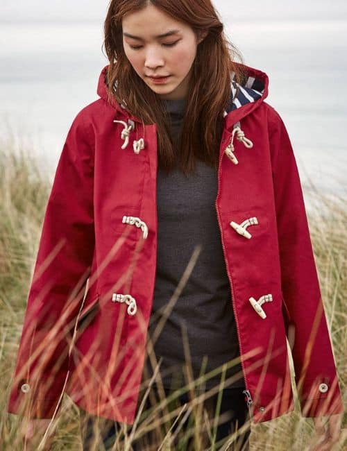 9 Sustainable Rain Jackets & Raincoats Turning Grey Days Green Image by Rapanui #sustainablerainjackets #sustainableraincoats #ecofriendlyrainjackets #bestsustainablerainjackets #recycledrainjacket #sustainablejungle