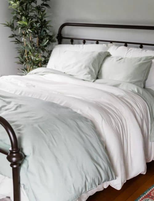 Sleep Snug & Sustainable Under These 11 Organic Comforters Image by YALA #organiccomforters #organiccomfortersets #sustainablecomforters #sustainablebedcomforters #bestorganiccomforter #sustainablejungle