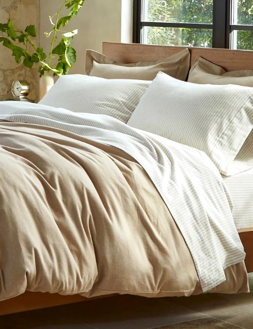 Sleep Snug & Sustainable Under These 11 Organic Comforters Images by Cozy Earth #organiccomforters #organiccomfortersets #sustainablecomforters #sustainablebedcomforters #bestorganiccomforter #sustainablejungle