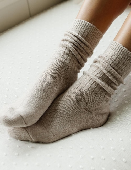 7 Best Bamboo Socks Keeping Your Feet Fresh & Natural Image by Cozy Earth #bamboosocks #bambooanklesocks #bambooathleticsocks #organicbamboosocks #socksmadefrombamboo #bamboodresssocks #sustainablejungle