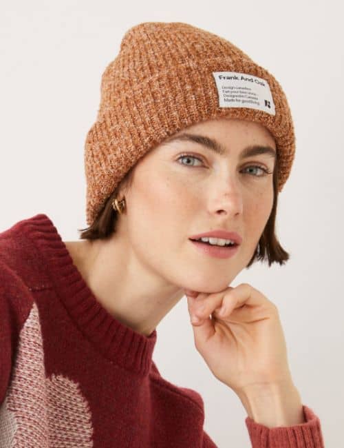 7 Sustainable Beanies Keeping Your Ears Eco-Friendly & Warm Image by Frank And Oak #sustainablebeanies #sustainablebeaniehats #ecofriendlybeanies #sustainablewoolbeanies #organicsustainablebeanie #sustainablejungle