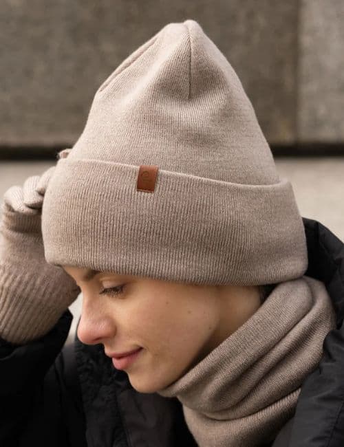 7 Sustainable Beanies Keeping Your Ears Eco-Friendly & Warm Image by Menique #sustainablebeanies #sustainablebeaniehats #ecofriendlybeanies #sustainablewoolbeanies #organicsustainablebeanie #sustainablejungle