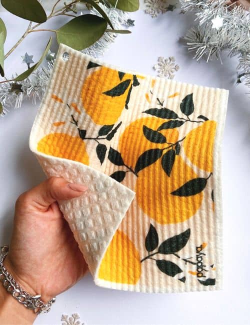 Ditch The Disposables With These 9 Reusable Paper Towel Alternatives Image by Papaya Reusables #reusablepapertowels #cottonreusablepapertowels #reusablepapertowelroll #papertowelalternatives #alternativestopapertowels #reusablepapertowelsDIY #sustainablejungle