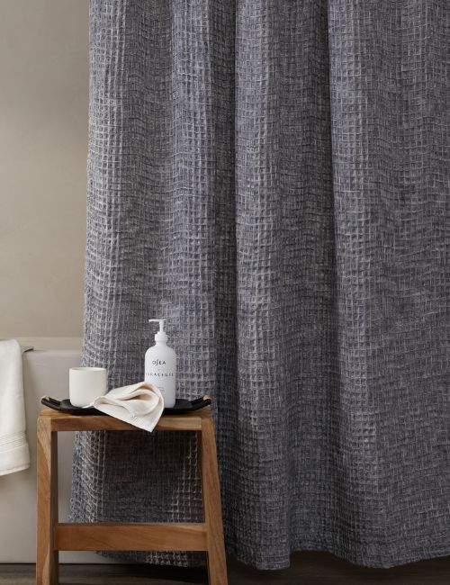 9 Eco-Friendly Shower Curtains & Liners For A Clean Person & Planet Image by Parachute #ecofriendlyshowercurtains #ecofriendlyshowercurtainliners #ecoshowercurtains #sustainableshowercurtains #sustainableshowercurtainliners #naturalsustainableshowercurtains #sustainablejungle