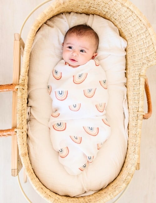 9 Organic Baby Blankets For The Best Sustainable Swaddling Image by Pondering Pine #organicbabyblankets #organiccottonbabyblankets #organicmuslinbabyblankets #organicbamboobabyblankets #nutralbabyblankets #allnaturalbabyblankets #sustainablejungle