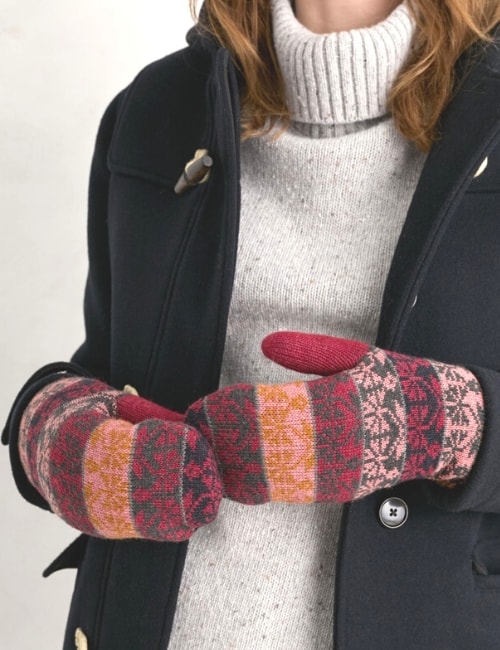 9 Sustainable Gloves & Mittens That Defrosting Your Fingers Image by Seasalt Cornwall #sustainablegloves #sustainablewintergloves #sustainablewoolgloves #sustainablemittens #fairtradegloves #fairtrademittens