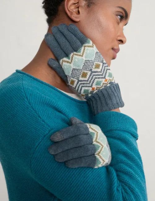 9 Sustainable Gloves & Mittens That Defrosting Your Fingers Image by Seasalt Cornwall #sustainablegloves #sustainablewintergloves #sustainablewoolgloves #sustainablemittens #fairtradegloves #fairtrademittens