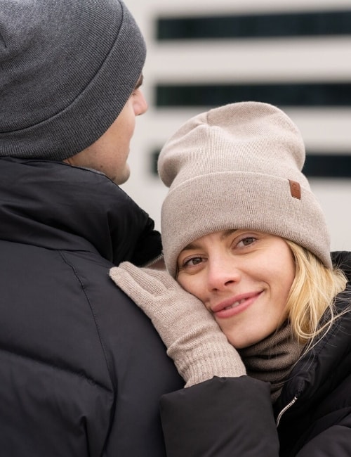 7 Sustainable Beanies Keeping Your Ears Eco-Friendly & Warm Image by Menique #sustainablebeanies #sustainablebeaniehats #ecofriendlybeanies #sustainablewoolbeanies #organicsustainablebeanie #sustainablejungle