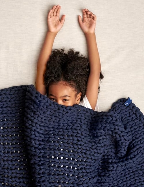 9 Fair Trade & Sustainable Blankets For All The Conscious Cozies Image by Bearaby #sustainableblankts #sustainablethrows #sustainablethrowblankets #fairtradeblankets #handwovenfairtradeblankets #fairtradethrows #sustainablejungle