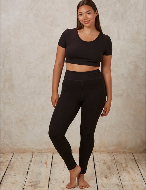 7 Organic Cotton Leggings for Conscious Comfort Everyday Images by People Tree #organiccottonleggings #organiccottonleggingswithpockets #bestorganiccottonleggings #organicleggings #organicblackleggings #orgaicwomensleggings #sustainablejungle