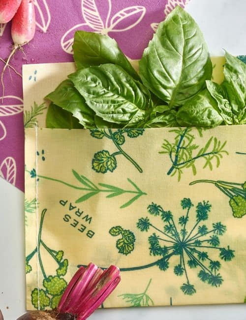 11 Eco-Friendly Alternatives to Ziploc Bags For All Your Snack Storage Needs Image by Bee's Wrap #alternativestoziplocbags #ziplocbagalternatives #alternativestoziplockfreezerbags #zerowasteziplockbagalternatives #ecofriendlyziplockbagalternatives #ecofriendlyziplockbags #sustainablejungle