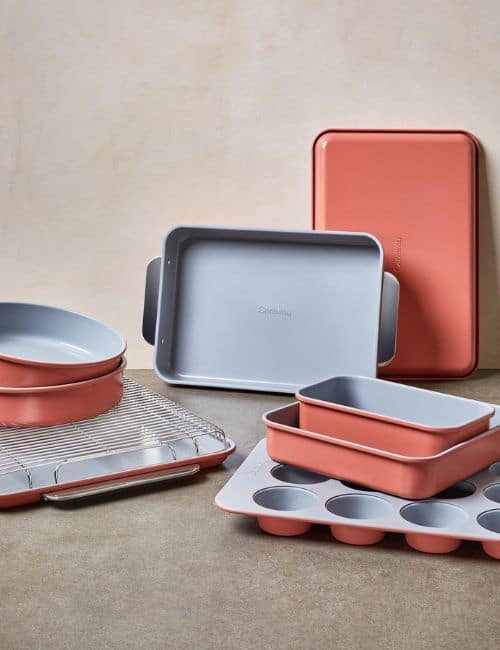7 Non-Toxic Bakeware Brands to Heat Up Pastries, Not the Planet Image by Caraway #nontoxicbakeware #bestnontoxicbakingsheets #nontoxicbakewarebrands #safebakeware #safestbakeware #nontoxicbakingpans #sustainablejungle