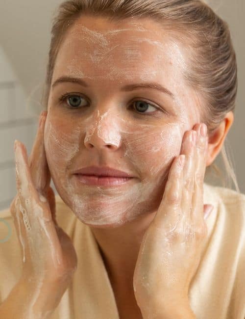 Zero Waste Makeup Remover: 7 Brands Keeping Your Pores And The Planet Clean Image by Ethique #zerowastemakeupremover #zerowastefacemakeupremover #ecofriendlymakeupremover #ecofriendlymakeupwipes #ecofriendlyeyemakeupremover #sustainablejungle