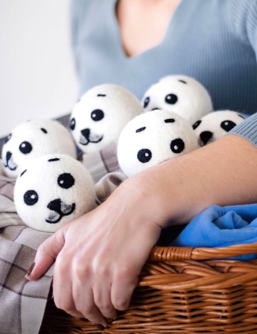 9 Reusable Dryer Balls To Put An Eco-Friendly Spin On Laundry Day Image by Friendly Wool #dryerballs #resuabledryerballs #ecofriendlydryerballs #wooldryerballs #laundrydryerballs #ecofriendlywooldryerballs #dryerlintballs #sustainablejungle