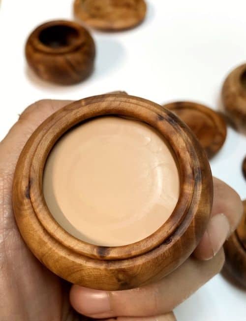 7 Zero Waste Concealer Options For An Eco-Friendly Cover-Up Image by Dab Herb Makeup #zerowasteconcealer #zerowastemakeupconcealer #veganzerowasteconcealer #ecofriendlyconealer #bestecofriendlyconcealer #sustainablejungle