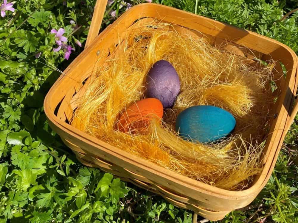 How to Have a Sustainable Easter: 13 Egg-cellent Eco-Friendly Tips Image by Decor Botanic #sustainablejungle #sustainableeasterbasktetideas #sustainableeastereggs #ecofriendlyeaster #ecofriendlyeasterbaskets #ecofriendlyfillableeastereggs #sustainablejungle