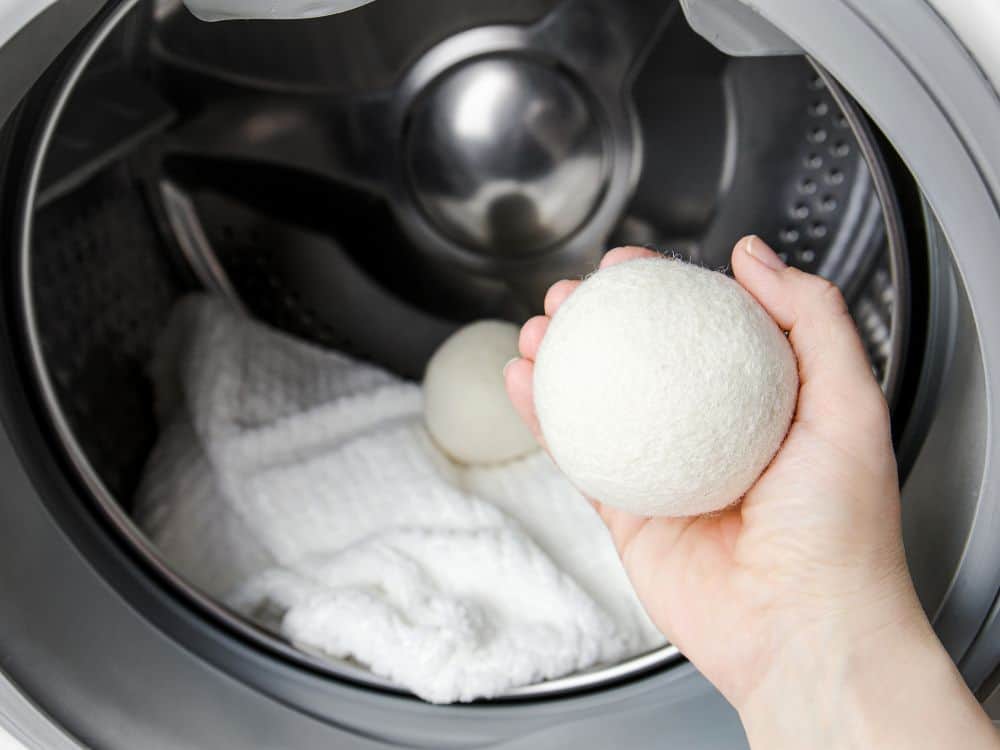 7 Eco-Friendly Dryer Sheet Alternatives For Sustainably Soft, Static-Free Laundry Image by FotoHelin Images #dryersheetalternatives #ecofriendlydryersheets #dryersheetalternativesDIY #nontoxicdryersheetalternatives #sustainabledryersheetalternatives #doyouneeddryersheets #sustainablejungle