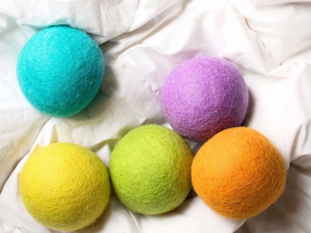 7 Fabric Softener Alternatives For Natural & Sustainably Soft Fabrics Image by Friendsheep Wool #fabricsofteneralternatives #fabricsoftenersheetalternatives #alternativetofabricsoftener #ecofriendlyalternativestofabricsoftener #naturalalternativestofabricsoftener #sustainablejungle