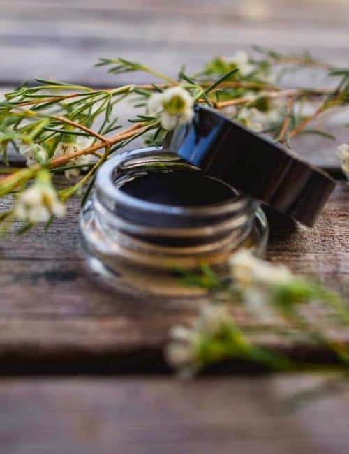 7 Organic Eyeliner Brands For A Non-Toxic & Natural Look Image by Moonrise Creek#organiceyeliner #organiceyelinerliquid #eyelinerorganic #organiceyelinerpencil #naturaleyeliner #bestneaturaleyeliners #sustainablejungle
