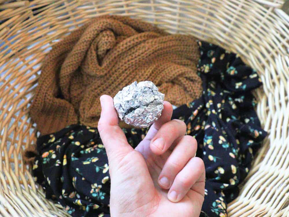 Natural Dryer Sheet Alternatives We've Tumble Tested (& Love) Image by Sustainable Jungle #dryersheetalternatives #alternativestodryersheets #substitutefordryersheets #whattouseinsteadofdryersheets #dryersheetreplacement #sustainablejungle