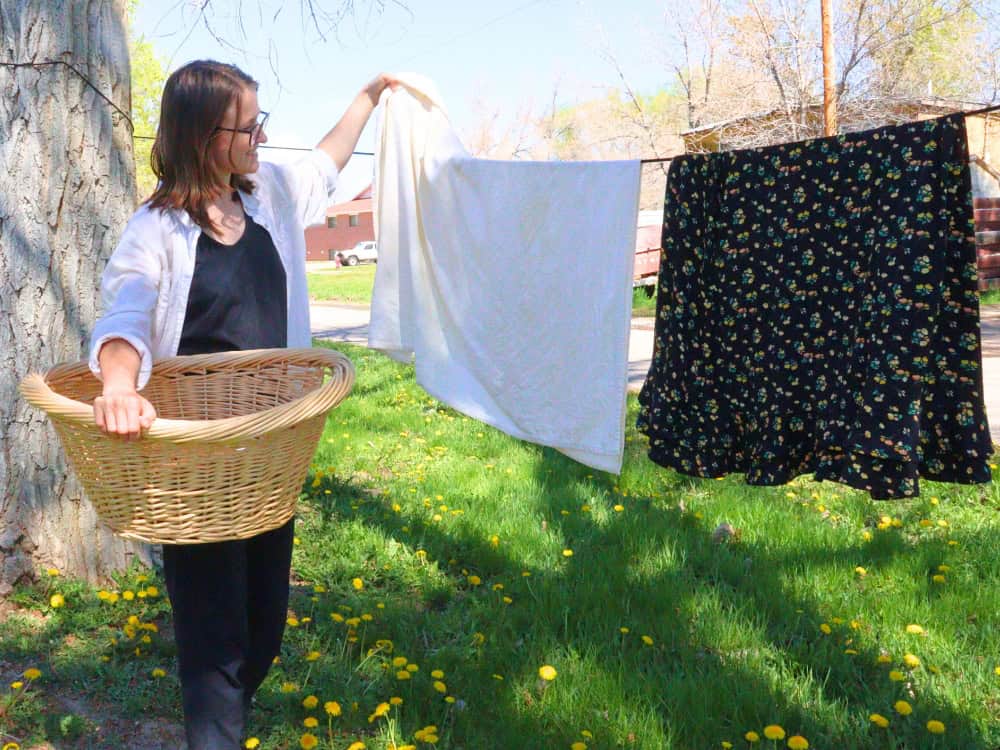 Natural Dryer Sheet Alternatives We've Tumble Tested (& Love) Image by Sustainable Jungle #dryersheetalternatives #alternativestodryersheets #substitutefordryersheets #whattouseinsteadofdryersheets #dryersheetreplacement #sustainablejungle