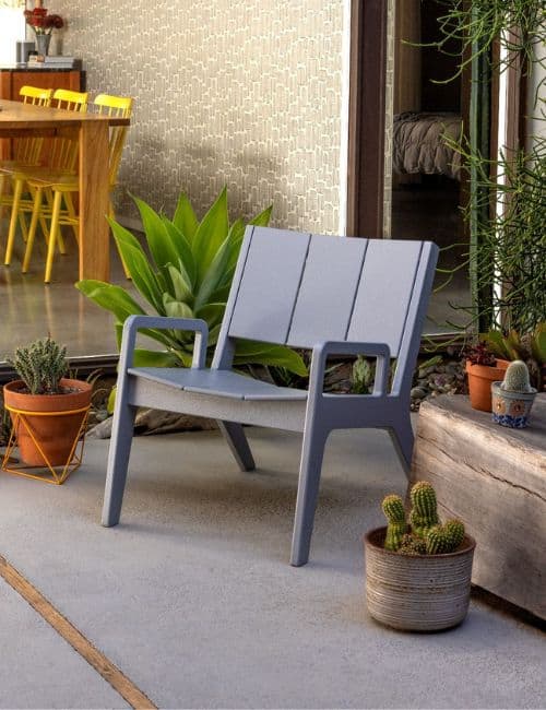 7 Best Recycled Plastic Outdoor Furniture Manufacturers to Green Up Your Outdoor Space Image by Yardbird #recycledplasticoutdoorfurniture #bestrecycledplasticfurniture #outdoorfurnituremadefromrecycledplastic #recycledplasticpatiofurniture #recycledpatiofurniture #sustainablejungle