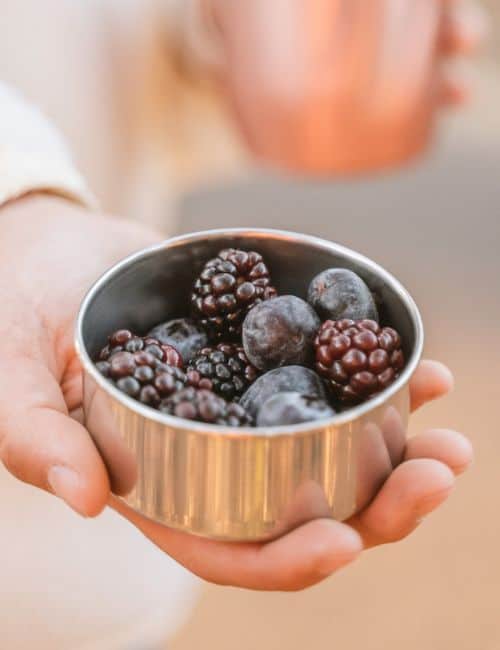 13 Plastic-Free Food Storage Containers That Will Make You The Envy Of The Lunchroom Image by U Konserve #plasticfreefoodstorage #plasticfreefoodstoragecontainers #nonplasticfoodstorage #bestnonplasticfoodstoragecontainers #plasticfreetupperware #nonplastictupperware #sustainablejungle