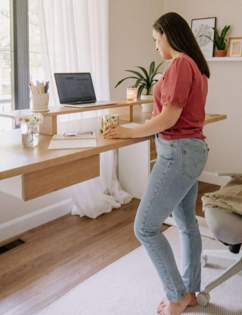 The 7 Best Eco-Friendly Desks For A Healthier And More Sustainable Work Environment Image by ergonofis #ecofriendlydesks #ecofriendlystandingdesks #sustainabledesks #sustainablewooddesk #sustainableofficedesks #ecofriendlydeskmaterials #sustainablejungle