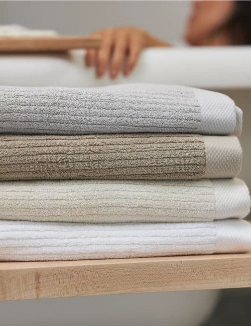 7 Best Organic Towels For A Clean & Conscious Bath Image by Avocado #organictowels #bestorganictowels #organiccottontowels #organicbathtowels #bestorganicbathtowels #bestorganiccottonbathtowels #sustainablejungle