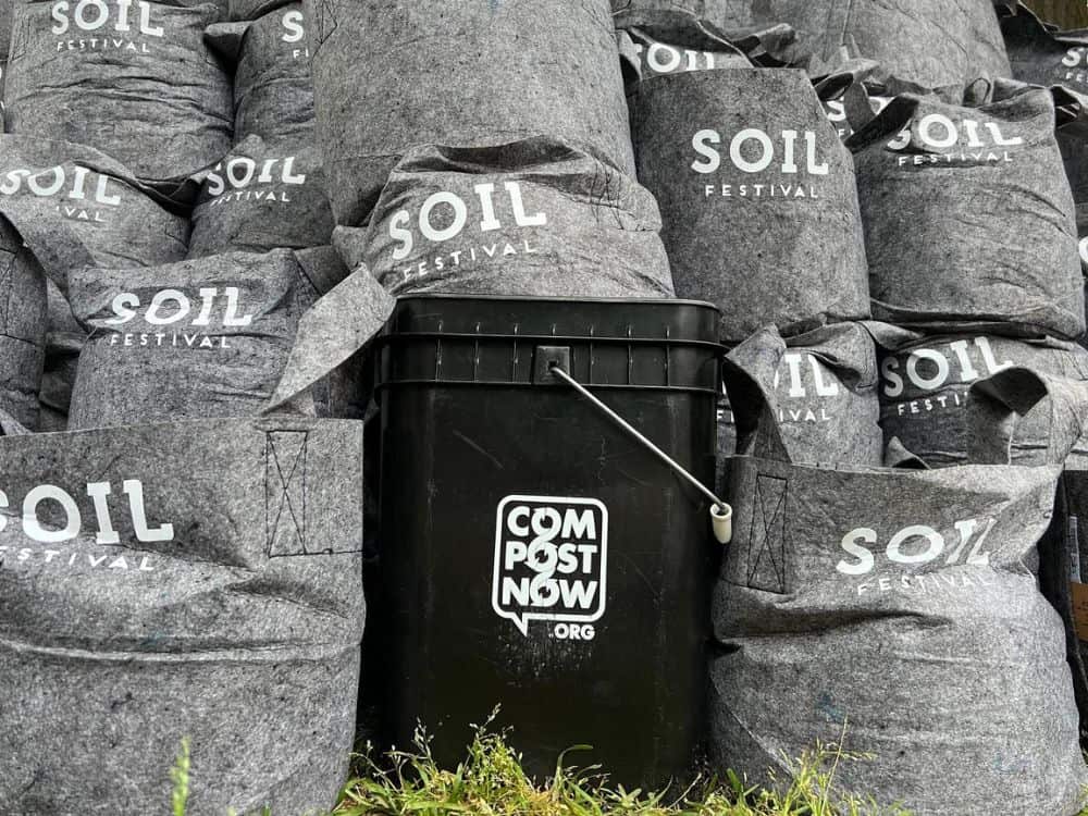 Industrial Dirt Heaps For Good: What is Commercial Composting? Image by CompostNow #commercialcomposting #industrialcomposting #whatiscommercialcomposting #commerciallycompostable #industrialcompostingsystems #sustainablejungle