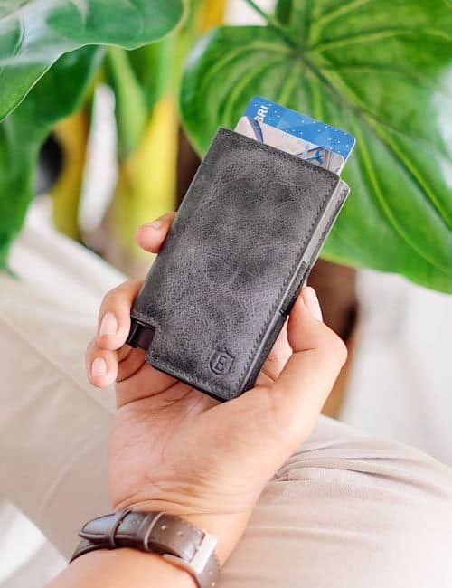 13 Eco-Friendly Travel Products To Jetset Your Sustainability Image by Ekster #ecofriendlytravelproducts #ecofriendlytravelcontainers #ecofriendlyproductstravel #sustainabletravelproducts #sustainabletravelkit #sustainablejungle