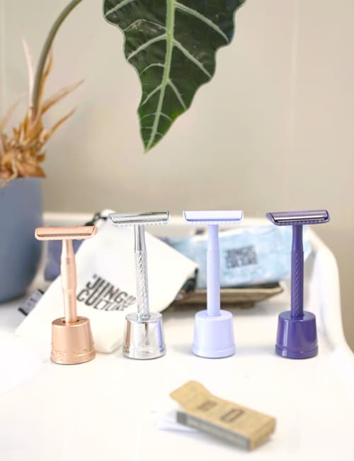 9 Reusable & Zero Waste Razors S(h)aving The Earth Image by Sustainable Jungle #zerowasterazor #zerowastesafetyrazors #zerowasteshaving #bestreusablerazors #reusablesafetyrazors #sustainablejungle