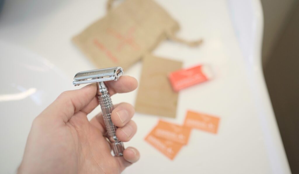 Congrats on switching to an old school razor. Do you know how to clean a safety razor? It’s important to know so you can extend…Image by Sustainable Jungle#howtocleanasafetyrazor #howtocleanyoursafetyrazor #howtocleandoubleedgesafetyrazor #howtocleanasafetyrazorblades #canyouwashasafetyrazor #howdoyoucleanasafetyrazorafteruse #sustainablejungle
