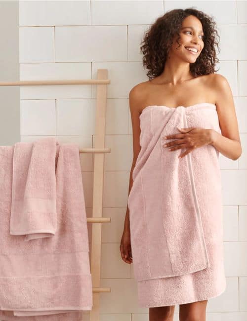 7 Best Organic Towels For A Clean & Conscious Bath Image by Under the Canopy #organictowels #bestorganictowels #organiccottontowels #organicbathtowels #bestorganicbathtowels #bestorganiccottonbathtowels #sustainablejungle